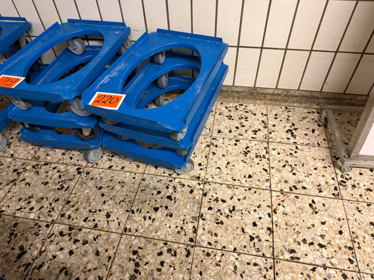 Posten fahrbare Untergestelle (3 Stück)