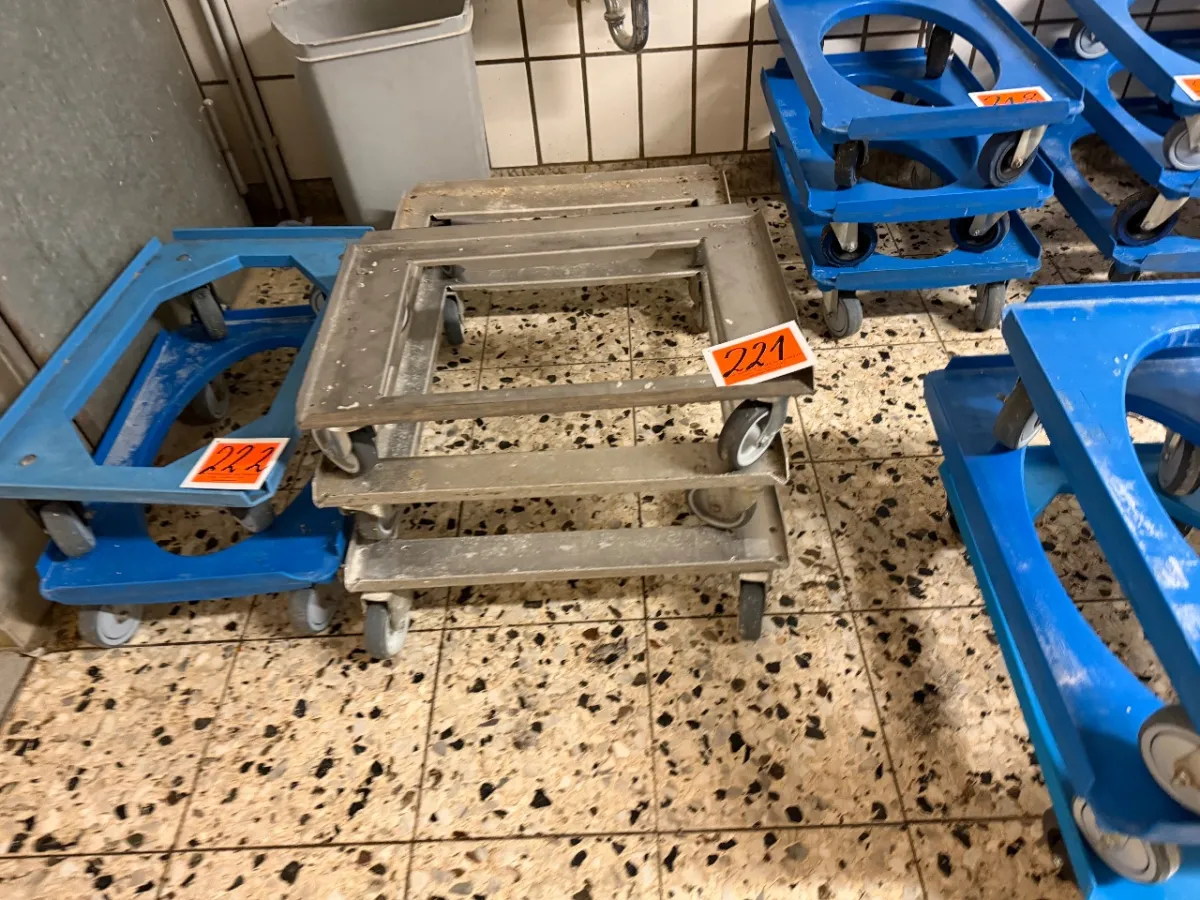Posten fahrbare Alu-Untergestelle (3 Stück)