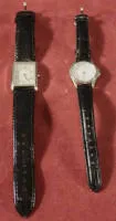 Dos relojes de pulsera de mujer de forma clásica, época moderna