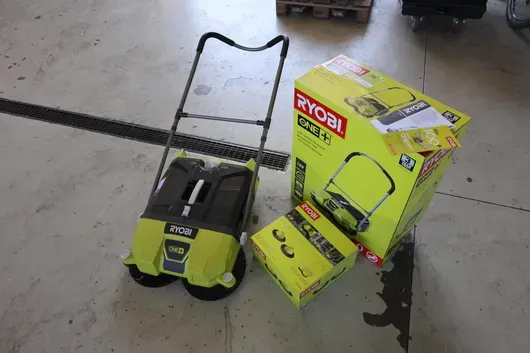 Ručna strojna metla Ryobi