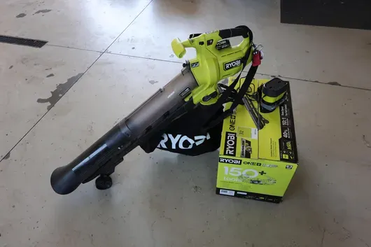 Ryobi løvsuger med batteri og lader
