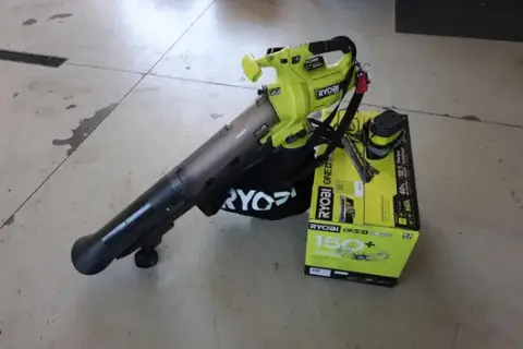 Ryobi yaprak süpürgesi akü ve şarj cihazıyla