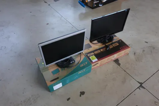 2 x skjermer