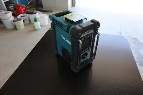 1 x radio de șantier Makita cu acumulator