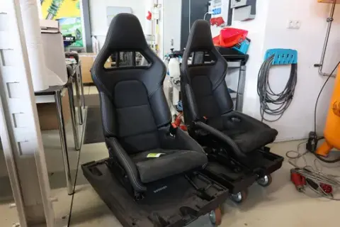2 db Porsche karbon billenősport
