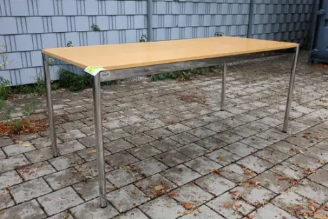 1 adet USM Haller masa