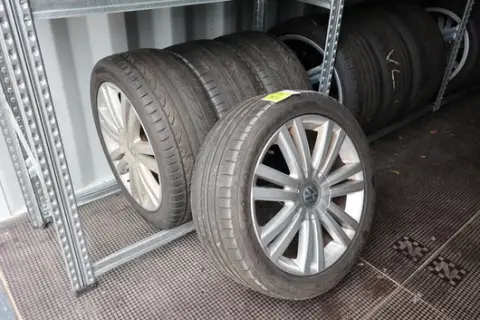 4 db VW Touran alumínium felni nyári gumikkal