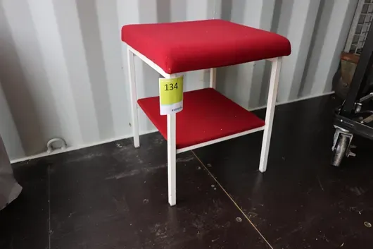 1 adet sandalye / basamak