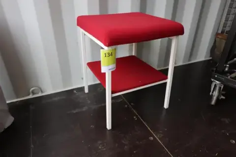 1 adet sandalye / basamak