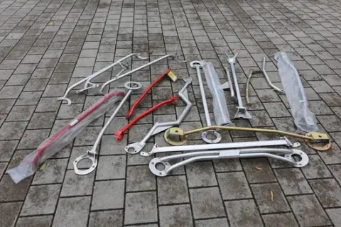 Konvolut af tårnstivere og chassistivere i aluminium/metal