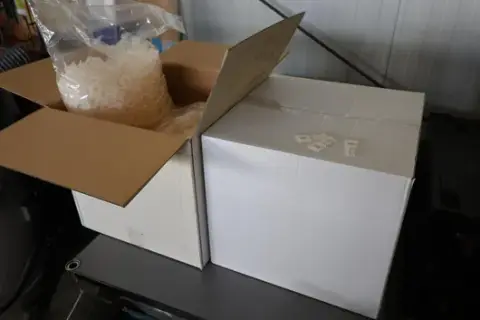 5 scatole Kema - fibbie in plastica 353