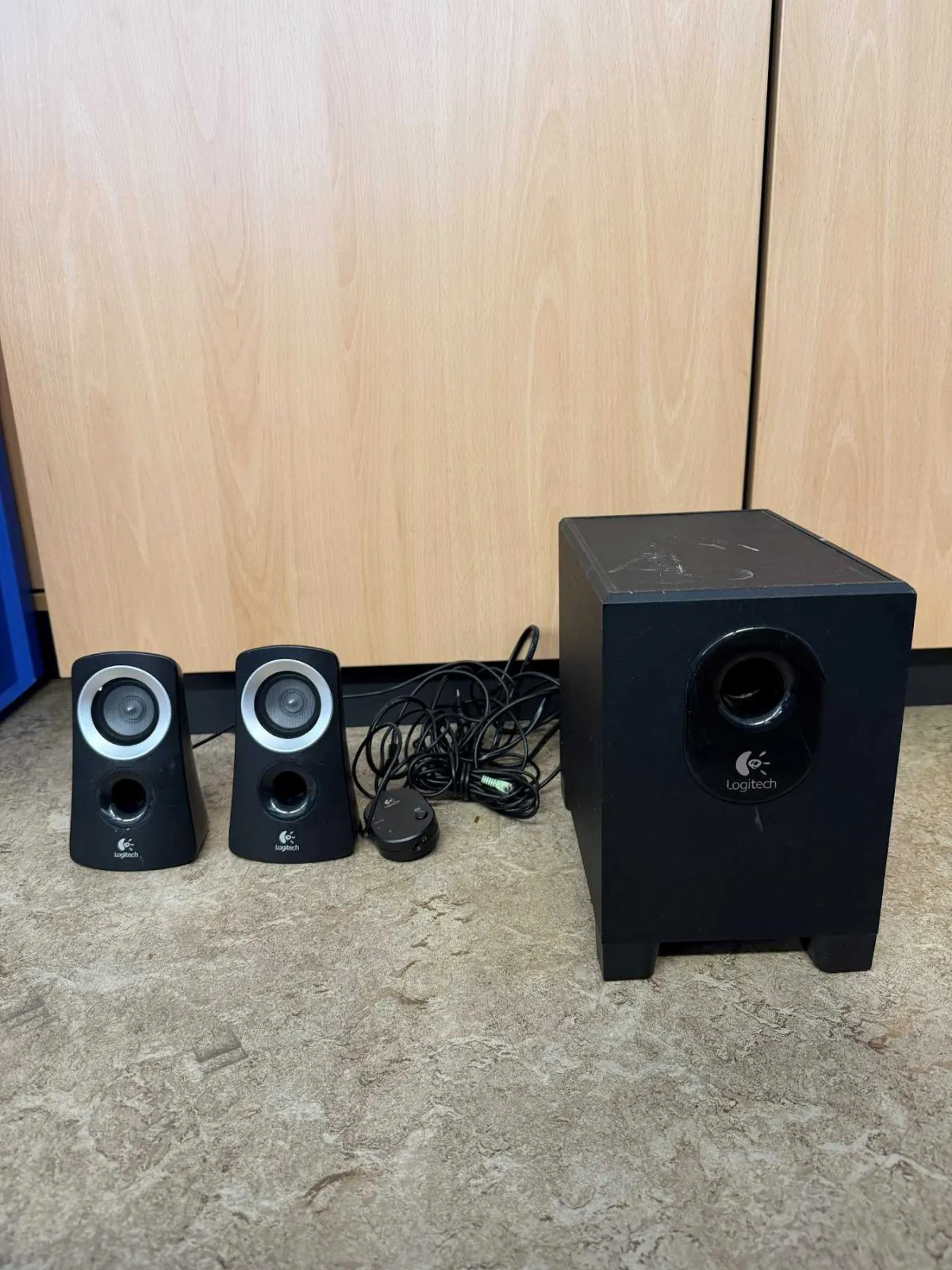 1套原装Dolby Surround 2.1系统 LOGITECH,二手