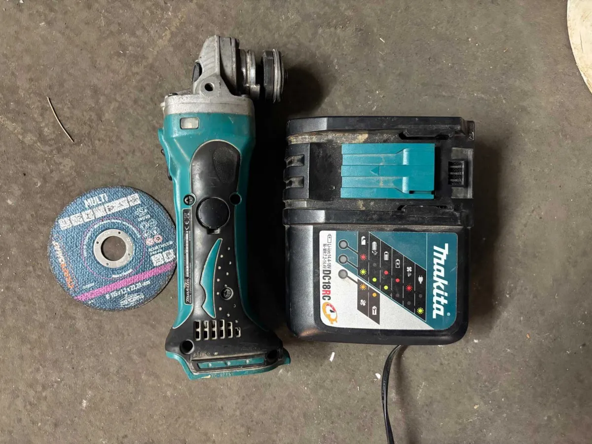 1 台 Makita DGA452 充电式角磨机含充电器，二手