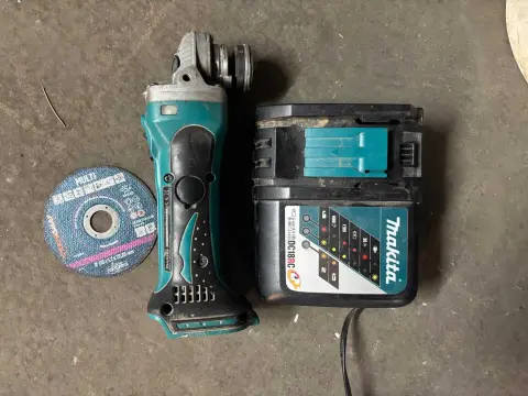 1 Makita DGA452 akku-vinkelsliber med lader, brugt