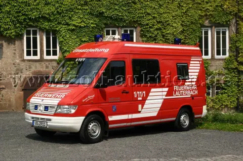 1 autovehicul de comandă Mercedes-Benz Sprinter 310D