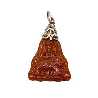 ROTER GESCHNITZTER JADE - ANHÄNGER MIT EINEM ELEFANT UND 925ER SILBER.