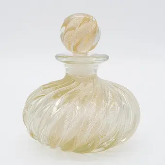 ARCHIMEDE SEGUSO. PARFUMEFLASKE, MURANOGLAS, FIRMA BAROVIER & TOSO FRA MURANO, MUNDBLÆST, KLART, HVIRVLET GLAS MED INDBYGGEDE GULDPARTIKLER, AF TYKVÆGGET GLAS, 1950'ERNE.
