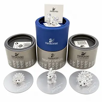4 Swarovski krystalglasfigurer i original emballage med certifikat: stor og lille pindsvin, mus, hare