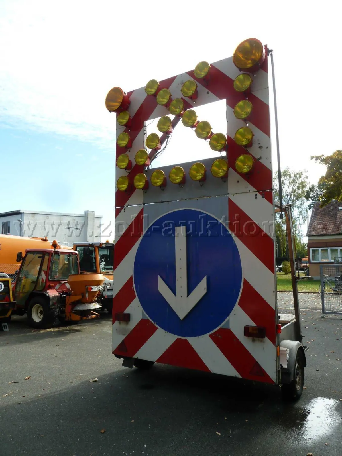 1 remorcă Trebbiner Fahrzeugbau AT93 "remorcă de avertizare"
