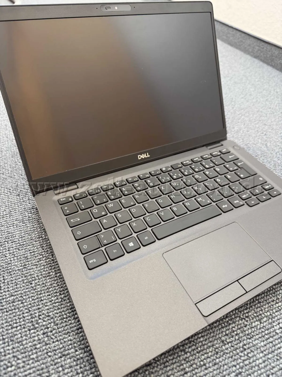 1台戴尔厂商笔记本电脑，型号Dell Latitude 5300，13.3英寸（33.8厘米），有故障
