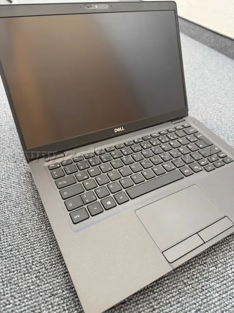 1 bærbar computer fra producenten Dell, model Dell Latitude 5300, 13,3 tommer (33,8 cm), defekt
