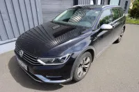 1 samochód osobowy marki Volkswagen model Passat