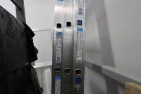 1 把 Zarges 品牌铝梯，1 把三节铝制伸缩梯