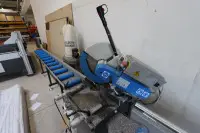 1 ferăstrău circular metalic cu role de alimentare și evacuare