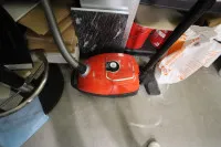 1 usisavač, marka Siemens