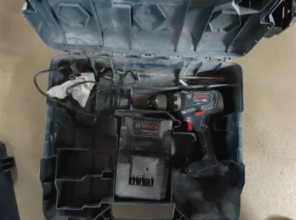 1 台充电式电钻，品牌：Bosch，型号：Professional GSR18V-55，含充电器