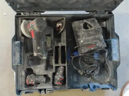 1 台电池角磨机，品牌：Bosch，型号：Professional GWS 12V-76，含多块电池，充电器在箱内