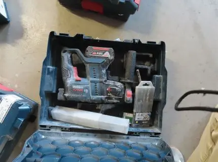 1 台电锤，品牌：Bosch，型号：Professional GBH18V-20，含配件及工具箱