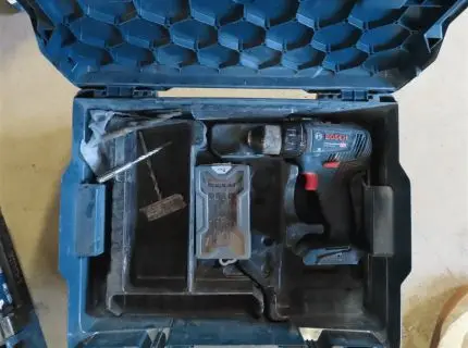 1 台电池螺丝刀，品牌：Bosch，型号：Professional GSR