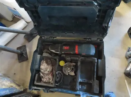 1 台充电式多功能工具，品牌：Bosch，型号：Professional GOP，含电池及配件，带工具箱