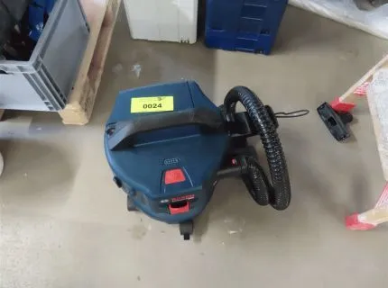 1 台工业干湿两用吸尘器，品牌：Bosch，型号：Professional