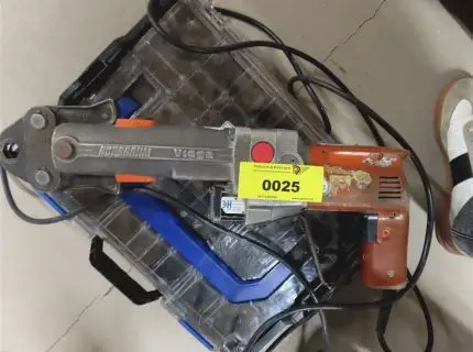 1 stroj za prešanje, uključujući standardni set kalupa za prešanje