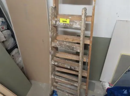 1 escalera plegable de madera, pequeña