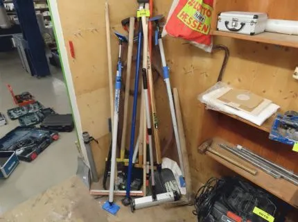 1批长柄工具，包括铲子、锄头、扫帚