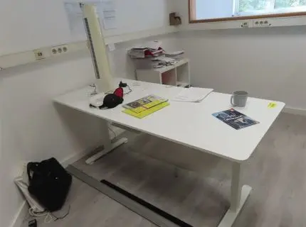 1 scrivania regolabile elettricamente in altezza, incl. 1 contenitore da ufficio abbinato