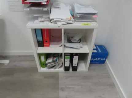 1 estantería de cubos, 4 compartimentos