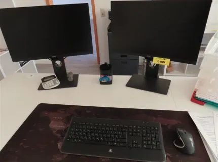 2台平板显示器，品牌：BenQ，含1个键盘和1个鼠标