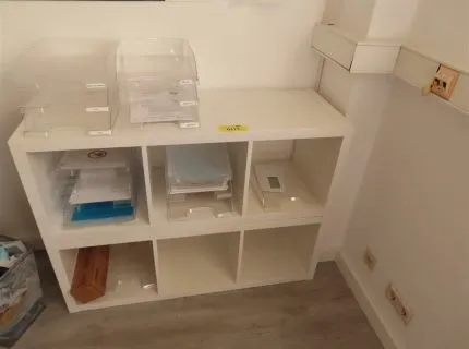 1 scaffale a cubi, in 2 parti, ciascuna con 3 scomparti