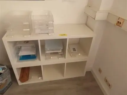 1 scaffale a cubi, in 2 parti, ciascuna con 3 scomparti