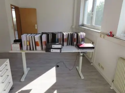 1 scrivania, regolabile elettricamente in altezza, incl. 1 sedia girevole da ufficio, rivestimento in tessuto nero, e 2 contenitori per ufficio