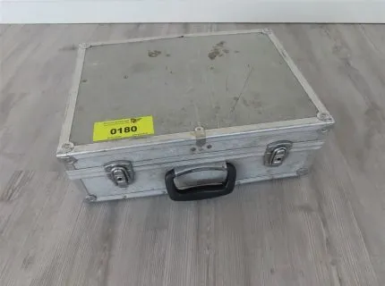1个工具箱，内含多种标准手动工具