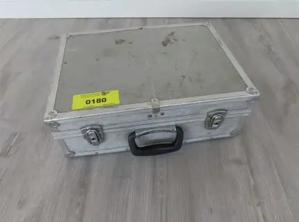 1 caja de herramientas con diversas herramientas manuales estándar