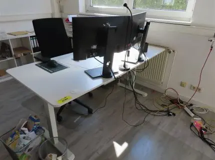 1 scrivania regolabile elettricamente in altezza, inclusa 1 sedia girevole da ufficio, rivestimento in tessuto nero, con 1 contenitore da ufficio adatto