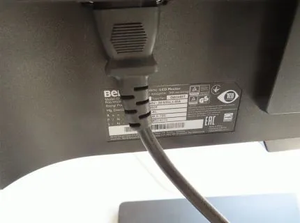 2 台平板显示器，品牌：BenQ，含 1 个键盘和 1 个鼠标