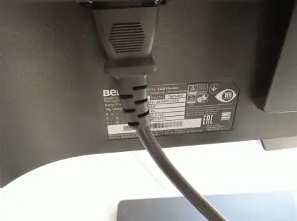 2 台平板显示器，品牌：BenQ，含 1 个键盘和 1 个鼠标