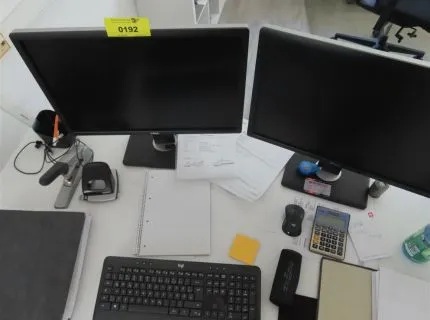 2台平板显示器，品牌：Dell，含1个键盘和1个鼠标